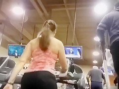 Amazing big butt babe on a treadmill