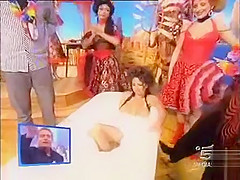 Naked lady in a bathtub on Spanish TV