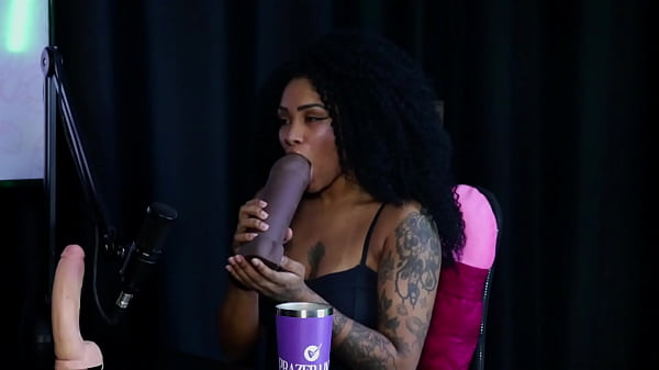 Negra safada mostra os peitos e demonstra seu boquete depois de falar que tem interesse em fazer fisting, e gosta de botar o cintaralho – Sara Ventur (SHEER/RED)