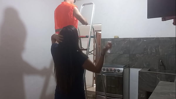 sexo con el albaรฑil!! me puse a obserbar al nuevo albaรฑil que realizaba el mantenimiento del techo. luego lo vi que estaba muy atletico y musculoso. lo seduje y le mame la polla, luego me follo delicioso de pie