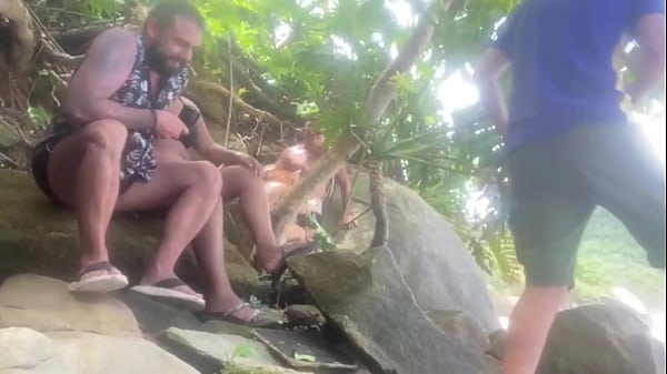 Suruba de casais na praia na frente de todo mundo