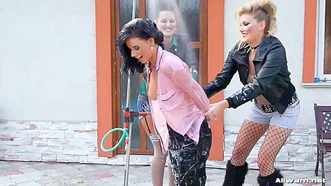 Wetlook Surprises Are So Punk Rock – Winnie And Vivien