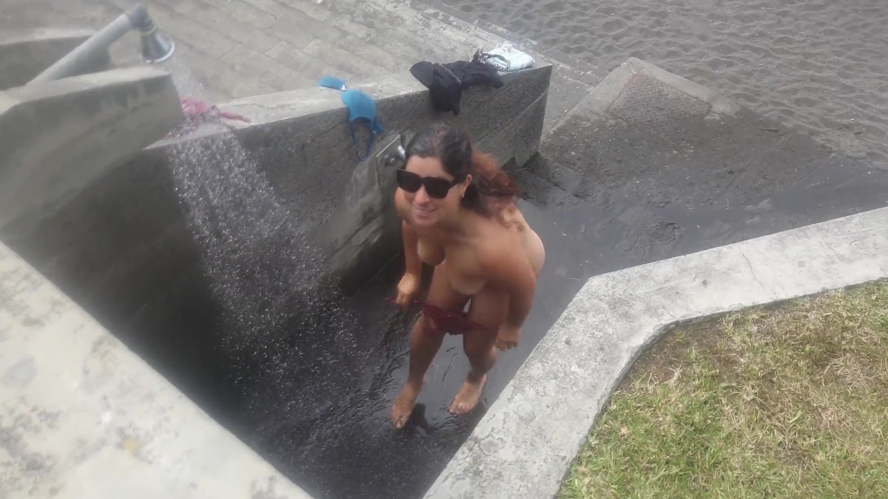 A Curvy Girl Gets Completely Changed And Takes Naked A Shower Outdoors On The Beach