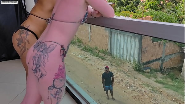 Duas gostosas nao sabem como enchero colchao inflavel e pedem ajuda a um homem talentoso que estava andando na rua